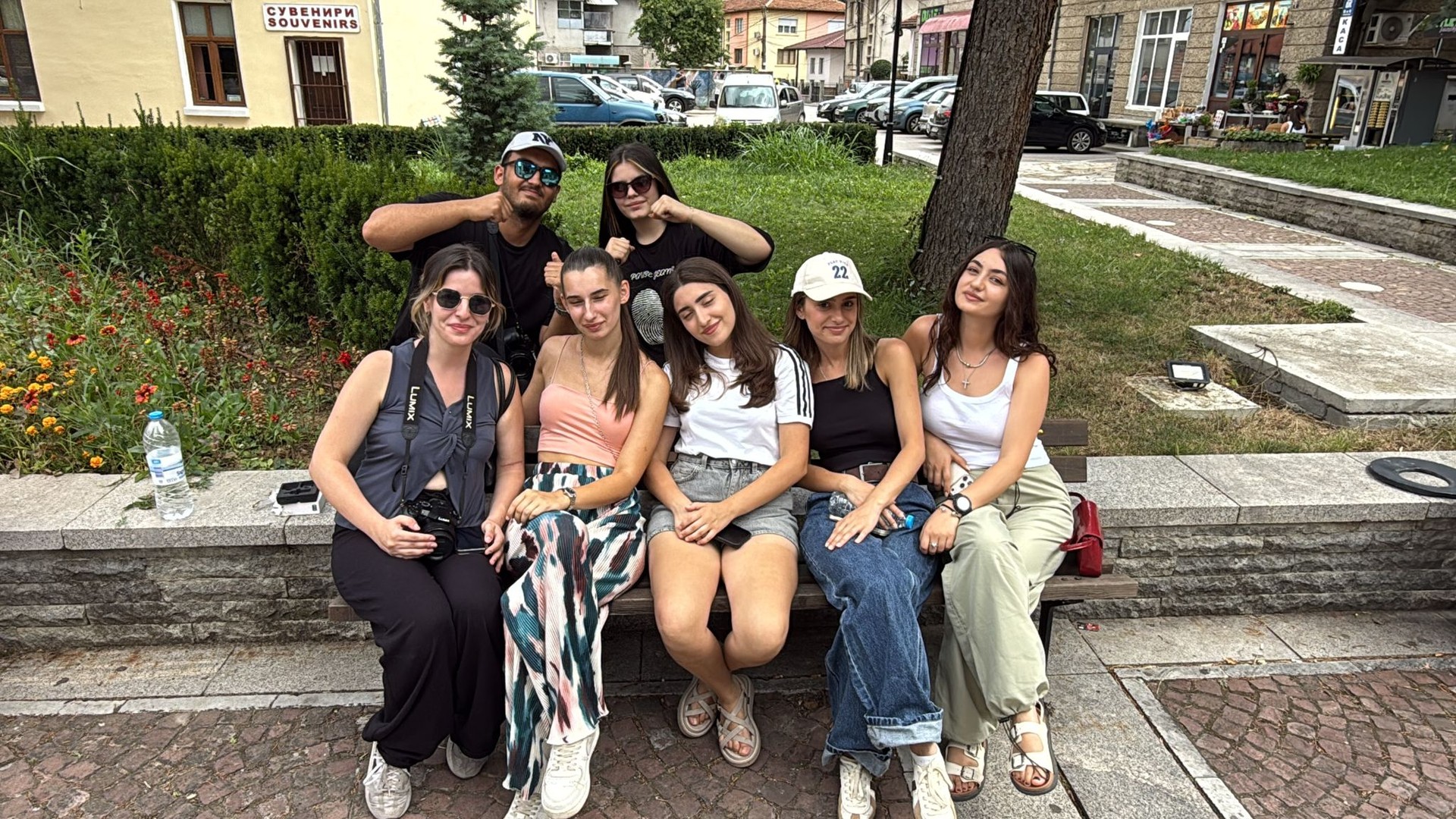 Общ кадър на участници, седнали на пейка в центъра на Елена.